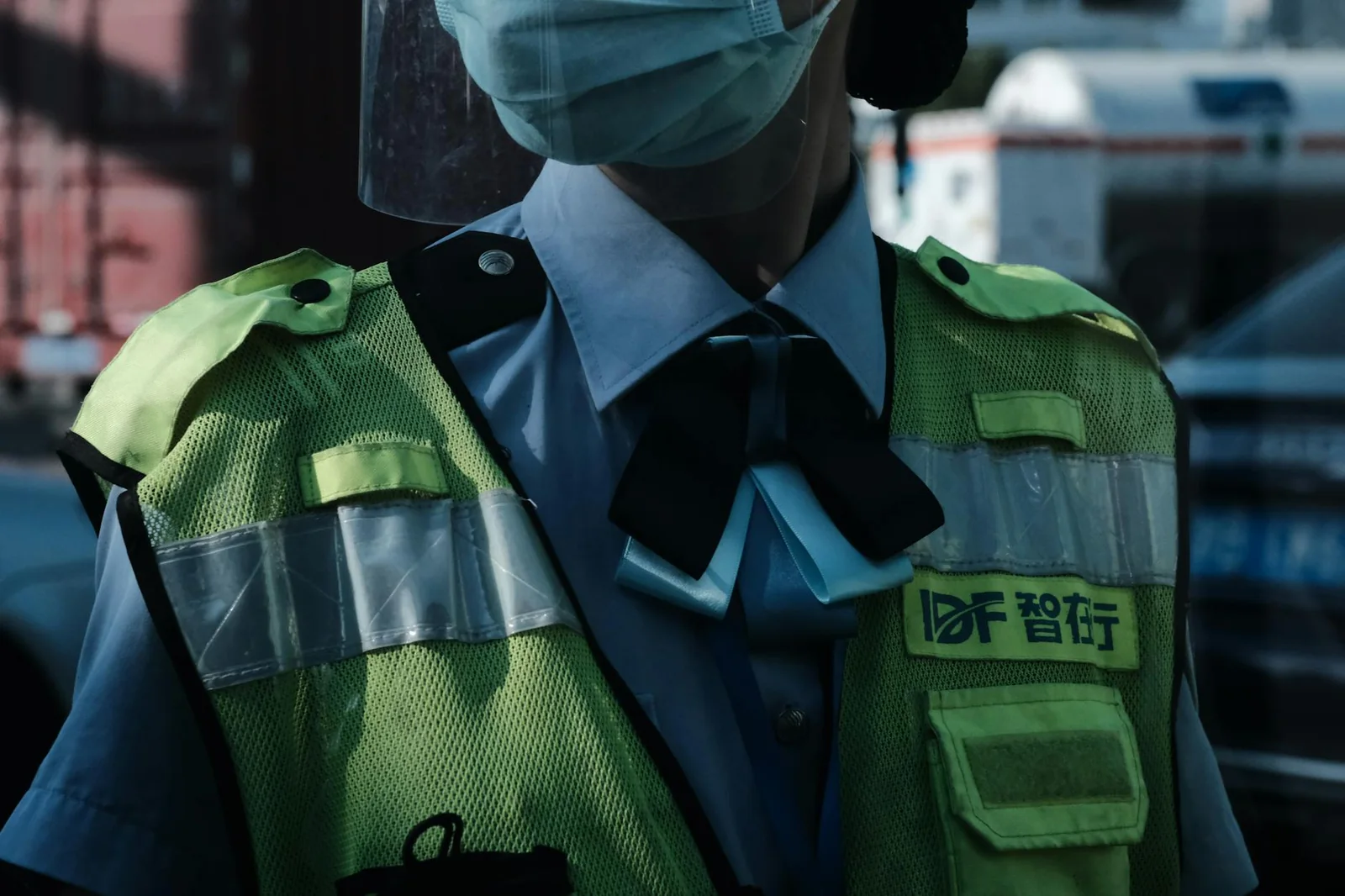 拍摄现场工作人员调整机位与灯光，为品牌宣传片取景